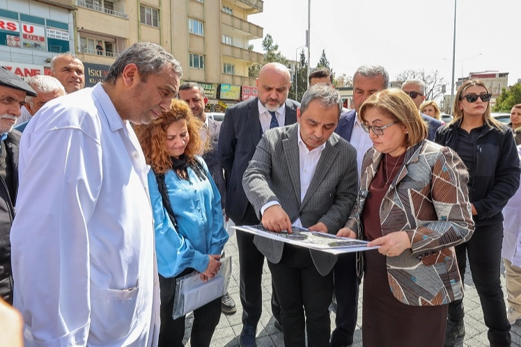 Gaziantep Büyükşehir Belediye Başkanı Fatma Şahin, trafik yoğunluğunun yaşandığı Şehitkamil