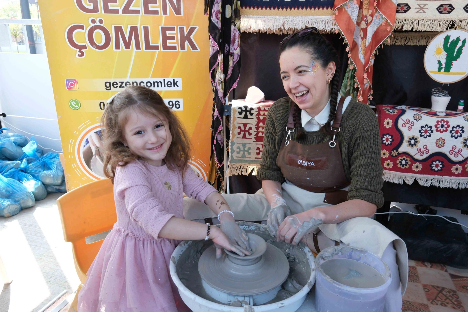 Kocaeli Büyükşehir’in 23 Nisan etkinlikleri kapsamında kurulan “Gezen Çömlek Atölyesi”,