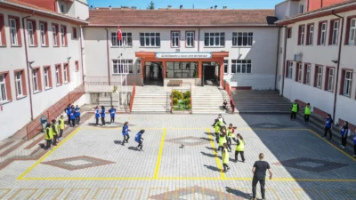 İnegöl Belediyesi HOBA Projesi kapsamında 22 okulun bahçesinde geleneksel çocuk