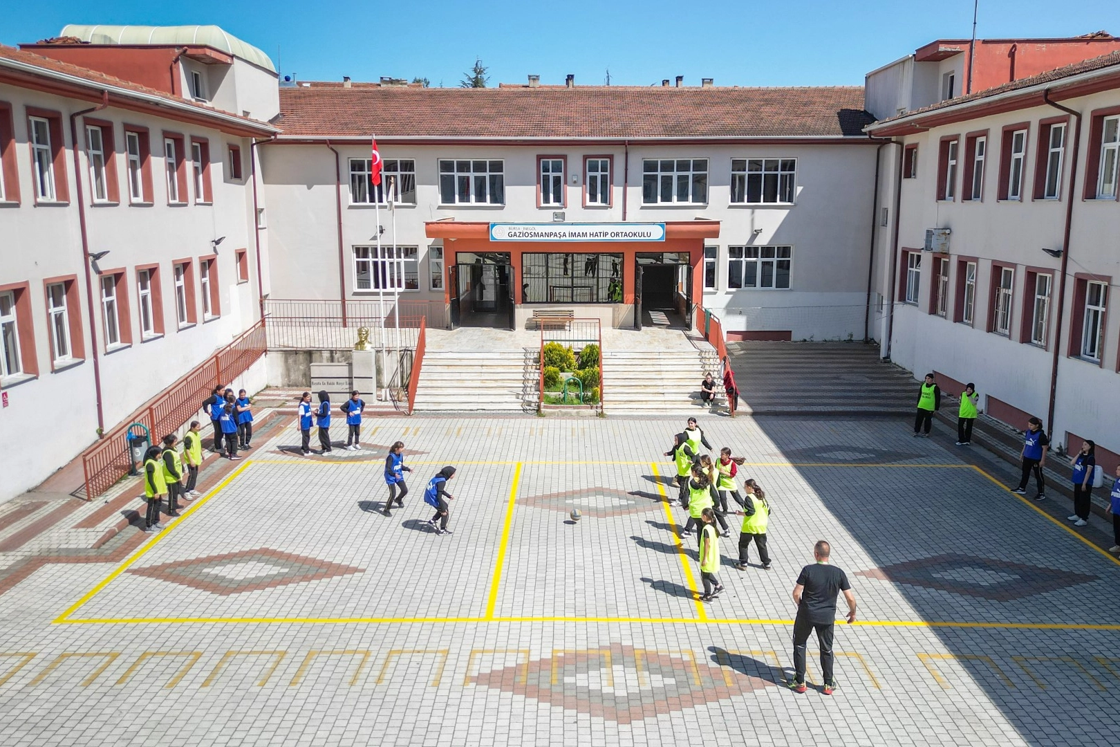 İnegöl Belediyesi HOBA Projesi kapsamında 22 okulun bahçesinde geleneksel çocuk
