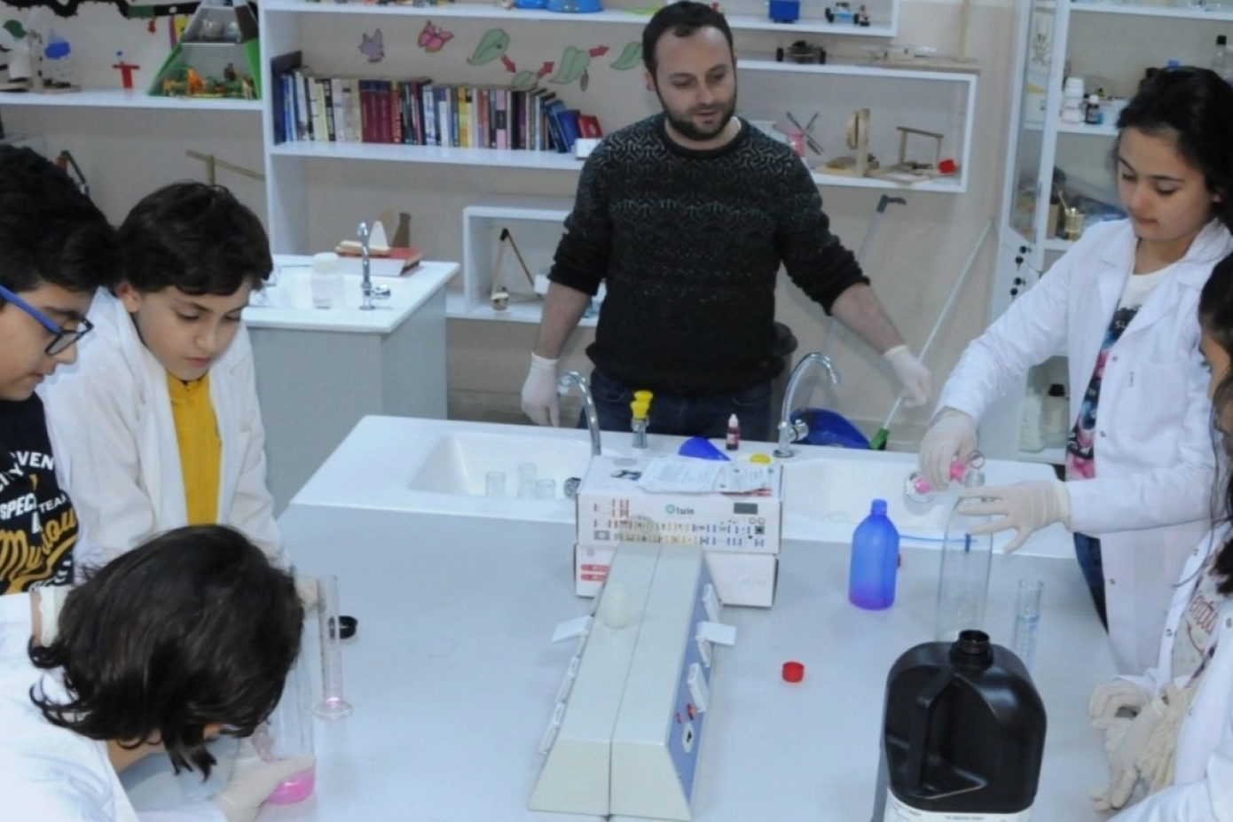 İstanbul Valiliği, sosyal medya ve bazı medya organlarında, öğretmenlerin “açığa