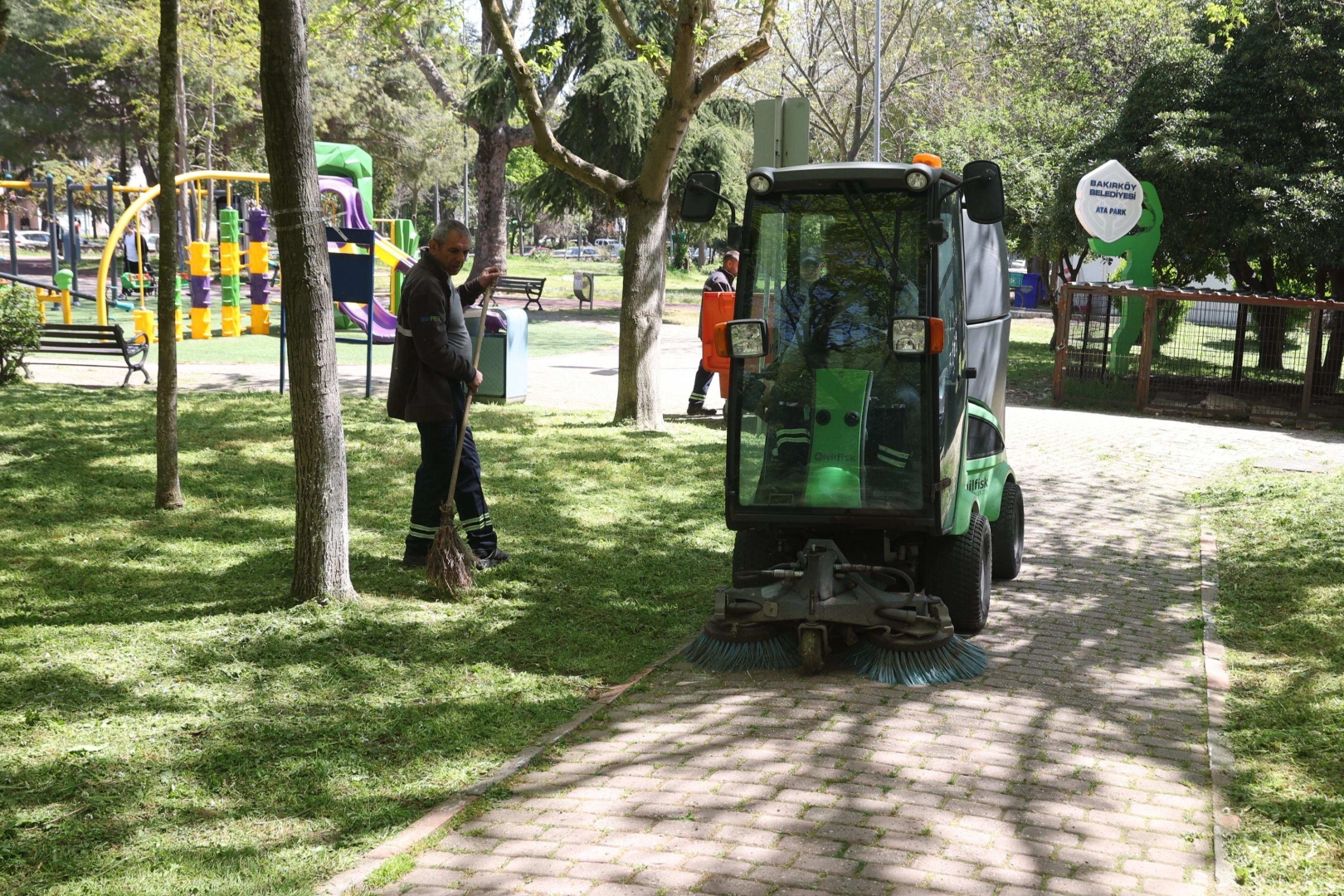 Yaz mevsiminin yaklaşmasıyla birlikte harekete geçen Bakırköy Belediyesi, gerçekleştirdiği çim