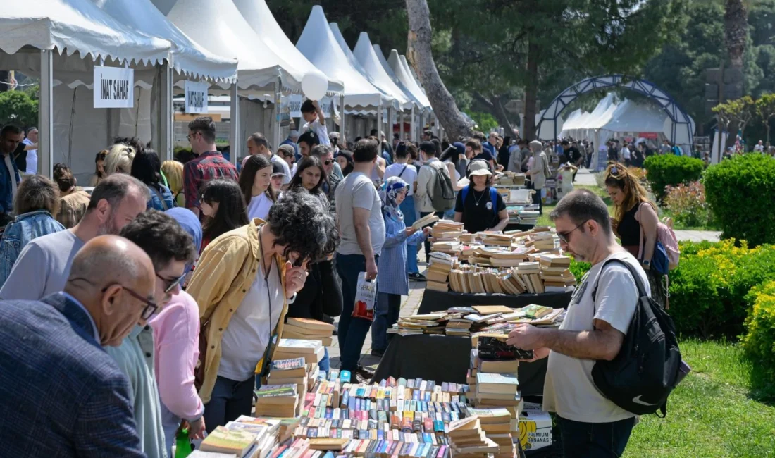 İzmir Büyükşehir Belediyesi’nin düzenlediği İzmir Kitap Fuarı, üçüncü gününde de