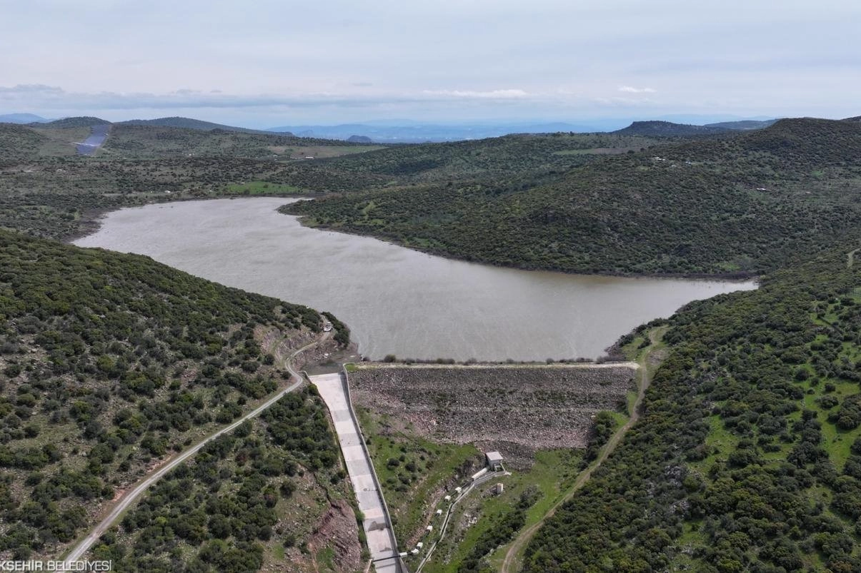İzmir Büyükşehir Belediyesi, kuraklıkla mücadele eden Dikilili çiftçilerin su hasretine