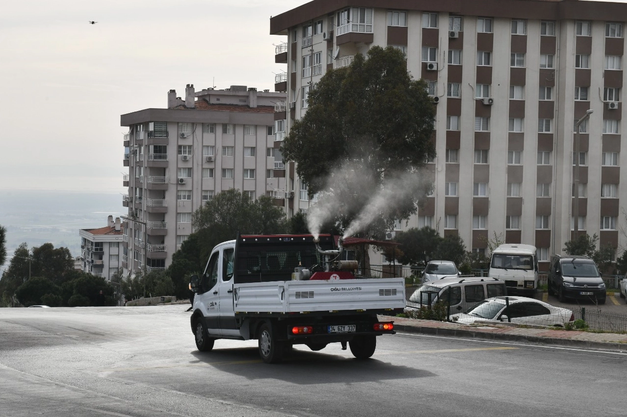 İzmir’de Çiğli Belediyesi, larva döneminin başlamasıyla artan sivrisinek popülasyonunu kontrol