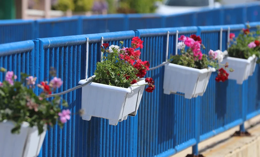 İzmir Güzelbahçe Belediyesi, baharın gelmesiyle ilçede bulunan, yolları, caddeleri, dere