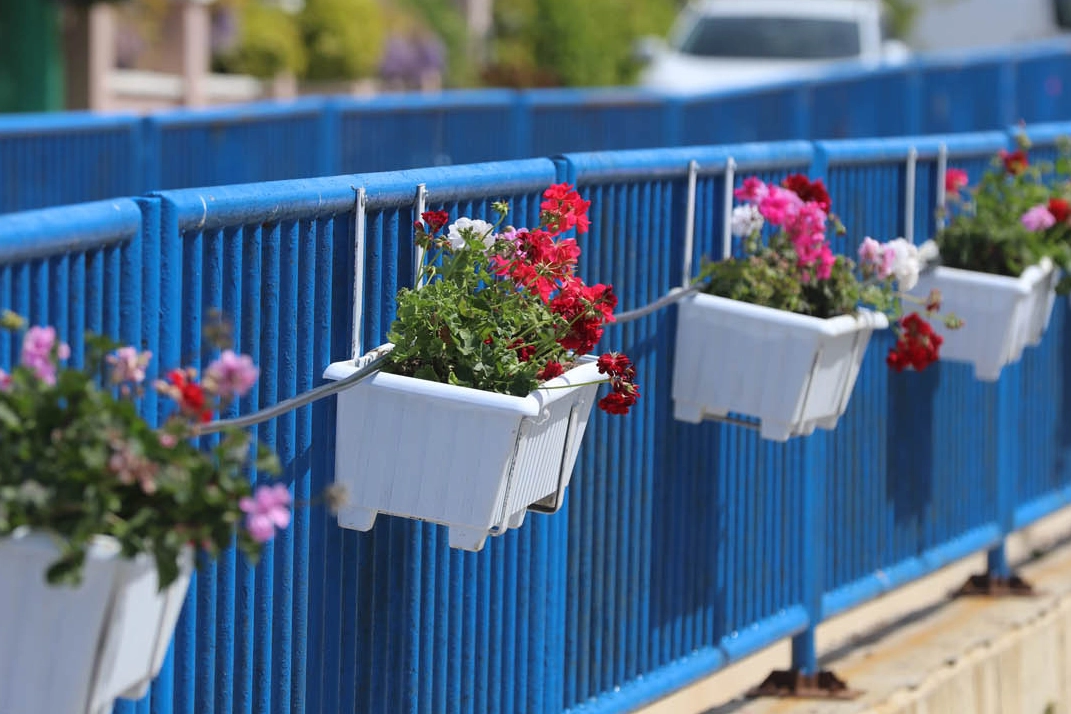 İzmir Güzelbahçe Belediyesi, baharın gelmesiyle ilçede bulunan, yolları, caddeleri, dere