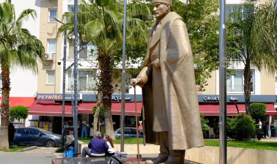 İzmir Narlıdere Belediyesi, Ahmet Piriştina Demokrasi Meydanı’nda yer alan Atatürk