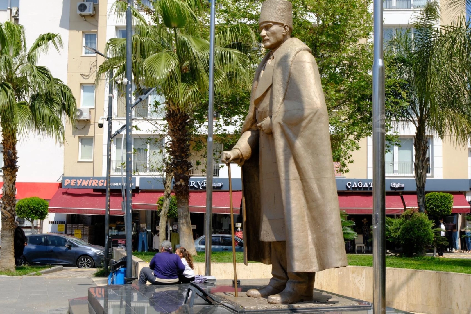 İzmir Narlıdere Belediyesi, Ahmet Piriştina Demokrasi Meydanı’nda yer alan Atatürk