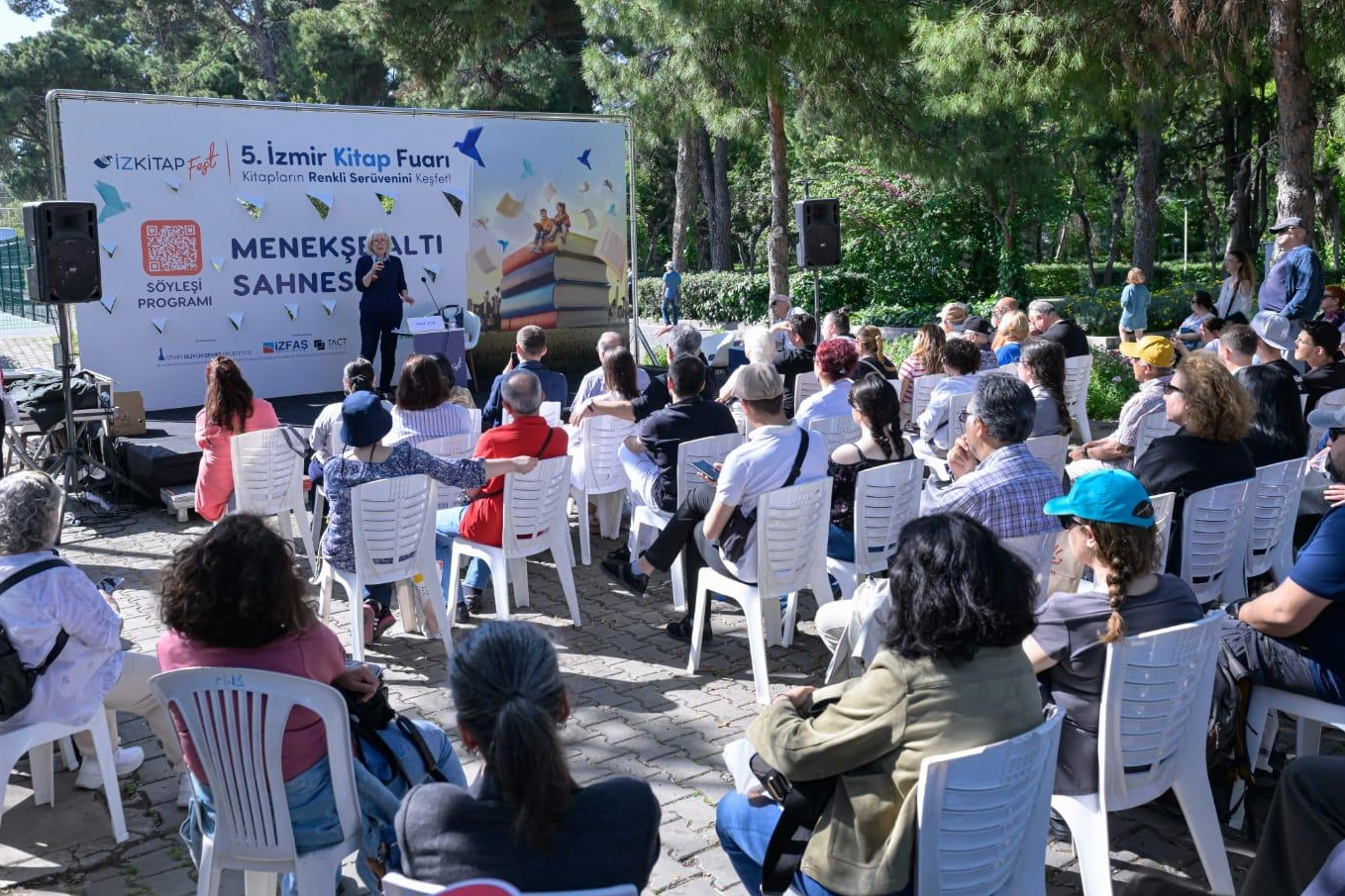 İzmir Kitap Fuarı, İzmirli kitapseverlerin akınına uğramaya devam ediyor. Kültürpark’ta