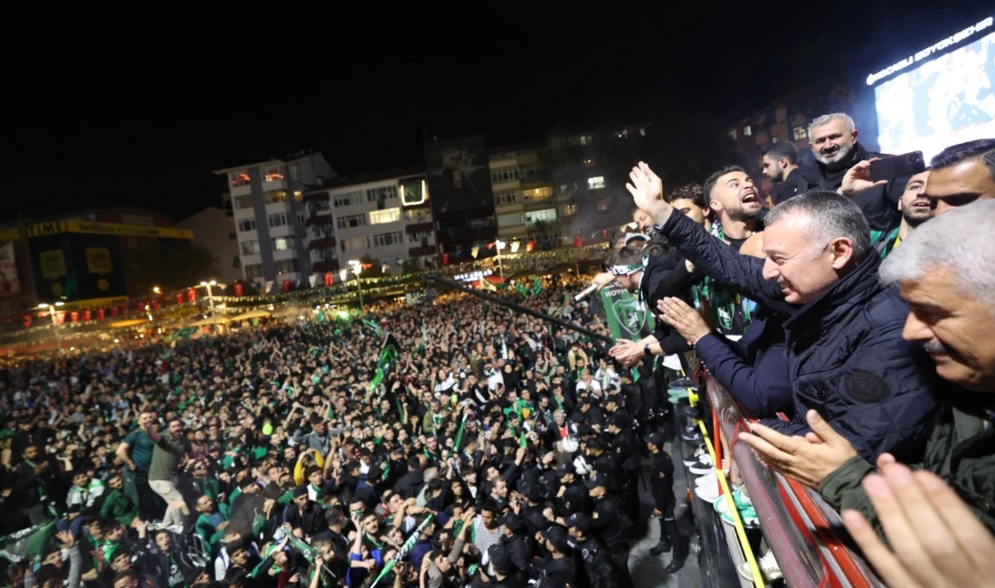 Kocaelispor’un şampiyonluk kutlamasında taraftara üçlü çektiren Kocaeli Büyükşehir Belediye Başkanı