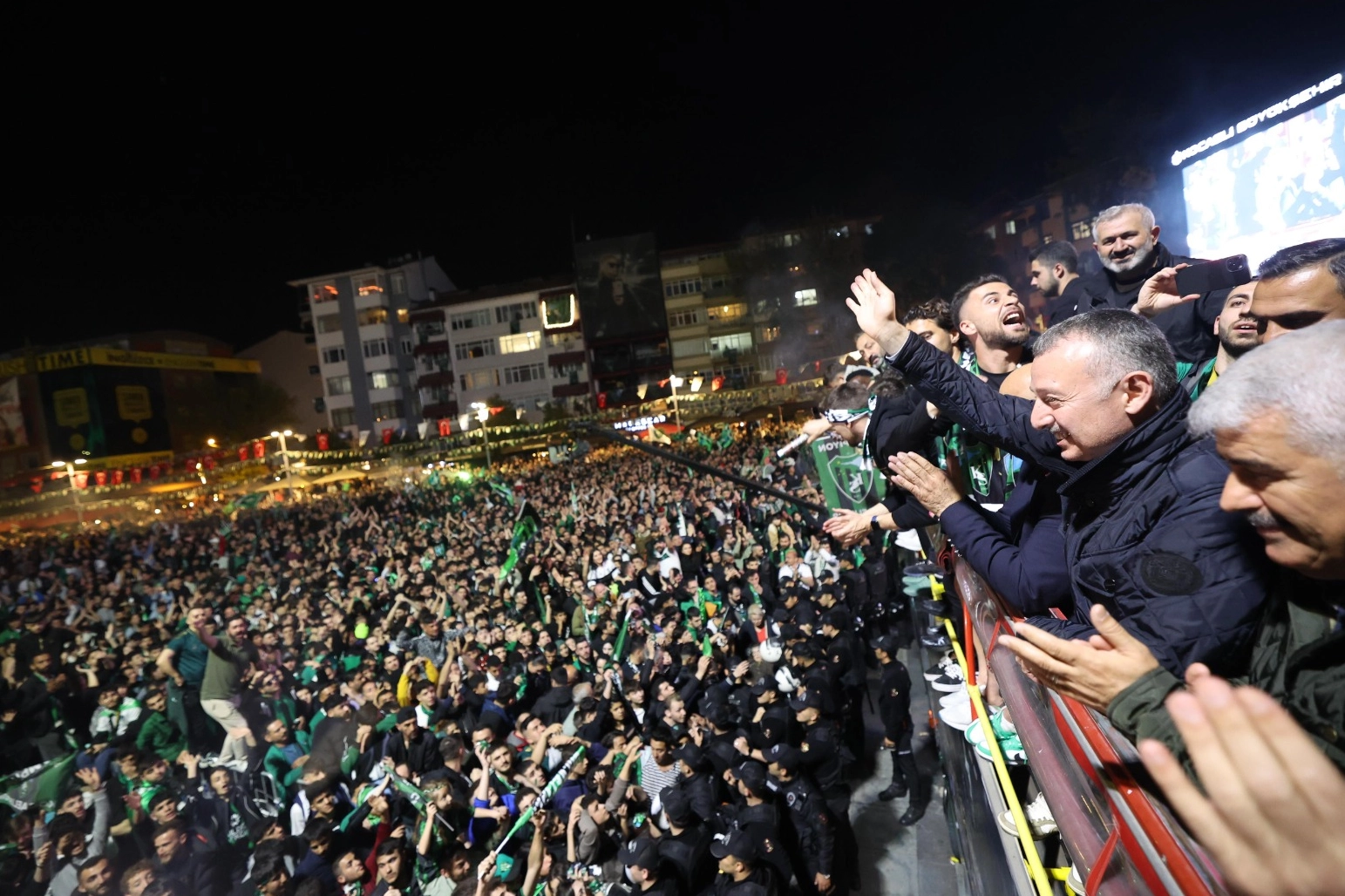 Kocaelispor’un şampiyonluk kutlamasında taraftara üçlü çektiren Kocaeli Büyükşehir Belediye Başkanı