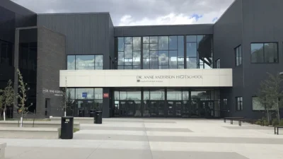 Kanada’nın Alberta eyaletine bağlı Edmonton’daki Dr. Anne Anderson Lisesi’nde, Sosyal