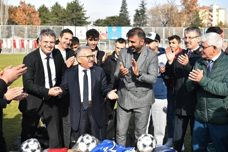 Kayseri Büyükşehir Belediye Başkanı Dr. Memduh Büyükkılıç, amatör spor kulüplerine