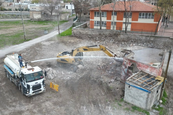 İlçede vatandaşların güvenliğini tehdit eden metruk yapılara karşı savaş açan