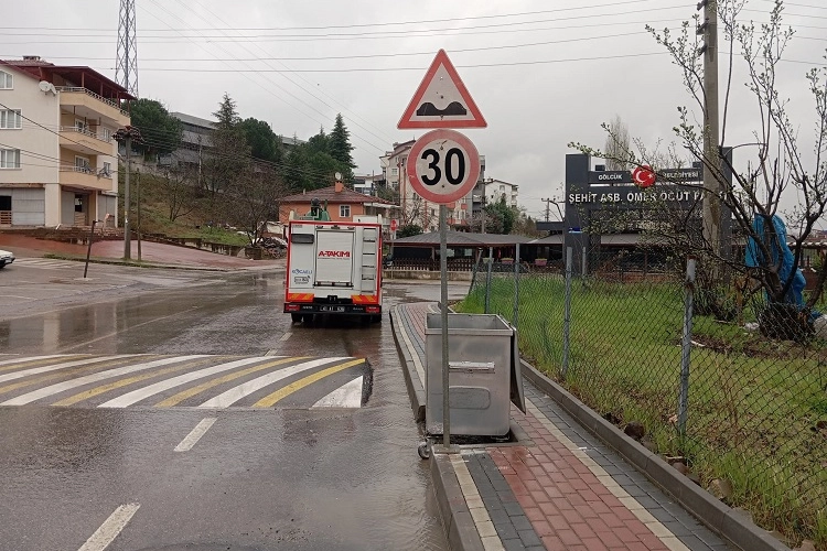 Kocaeli Büyükşehir ekipleri, ilçelerdeki trafik ve yol levhalarının onarımını yaparak