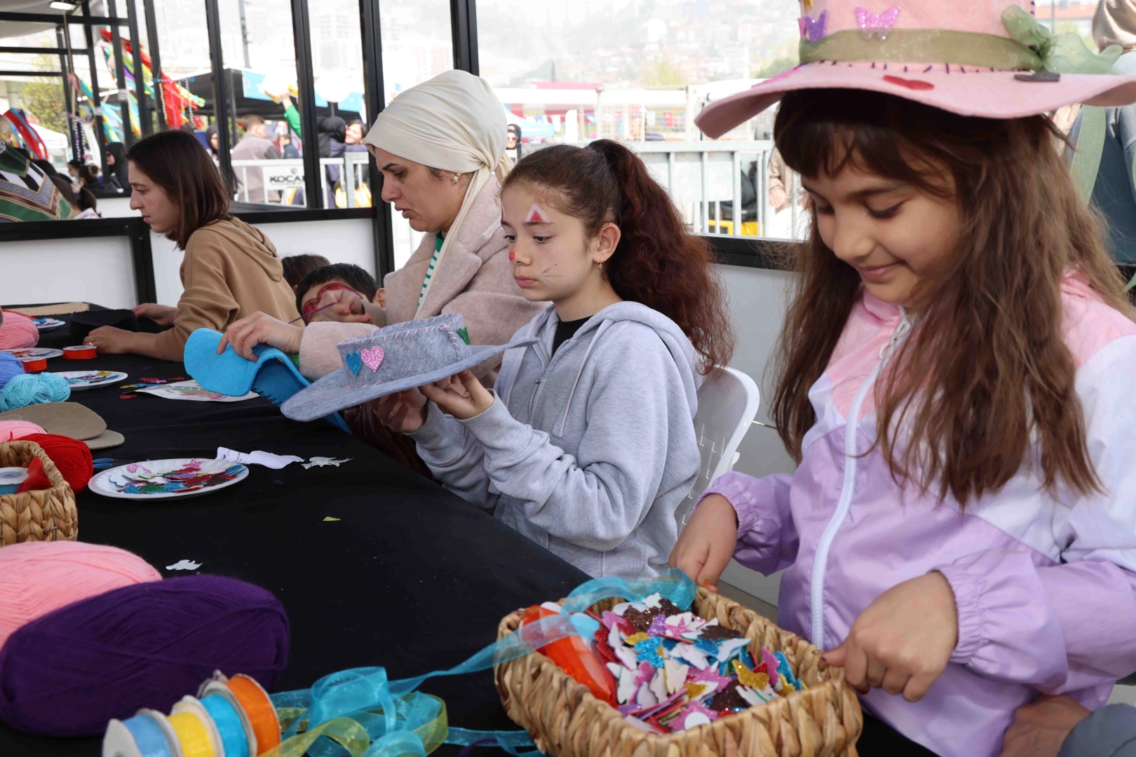 KO-MEK’in “Renkli Şapkalar Atölyesi’ne” katılan her çocuk, kendi şapkasını tasarlayarak