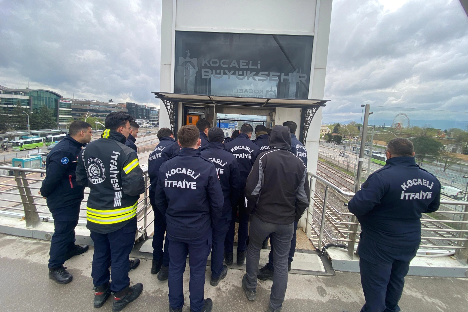 Kocaeli Büyükşehir Belediyeis İtfaiyesi, yeni göreve başlayan personele “Asansörlerde Kurtarma”