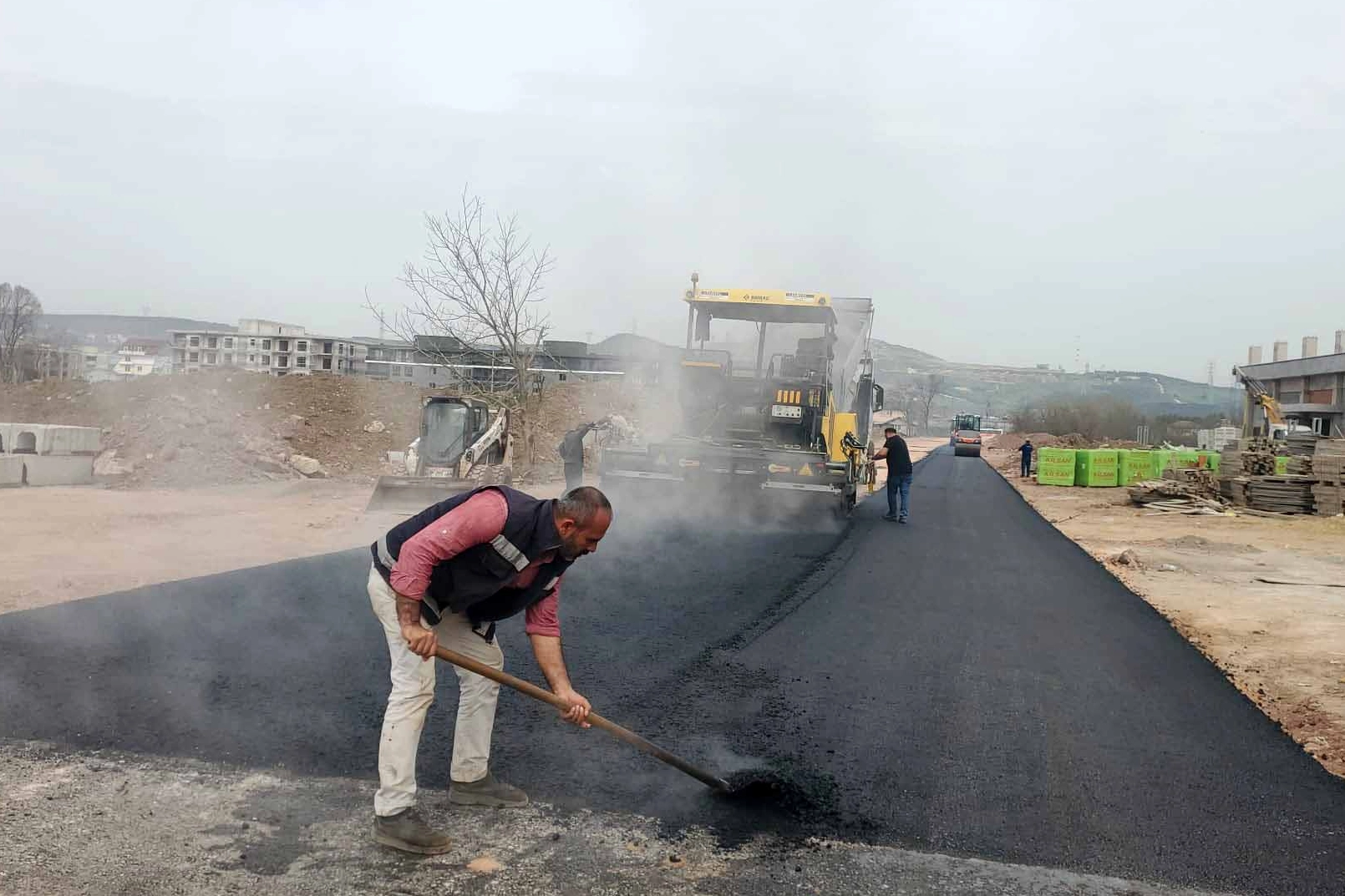 Kocaeli Büyükşehir Belediyesi, mevcut yolları sağlamlaştırma çalışmaları kapsamında Dumlupınar Mahallesi