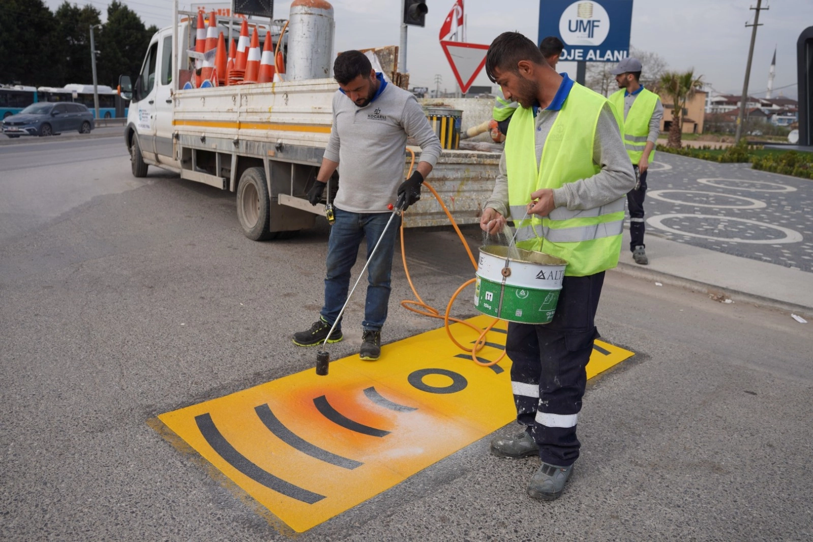 Kocaeli Büyükşehir Belediyesi, kent genelinde trafik güvenliğinin artırılmasına yönelik çalışmalar