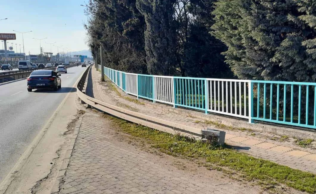 Kocaeli Büyükşehir Belediyesi, İzmit D-100 Karayolu’ndaki demir korkulukların onarım, boyama