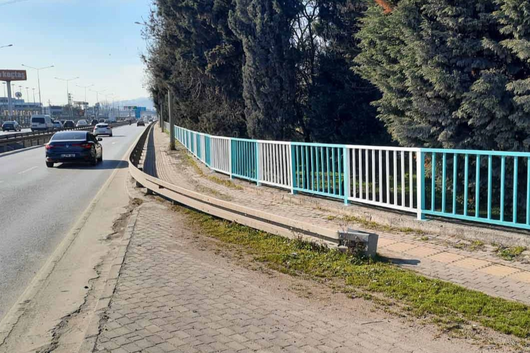 Kocaeli Büyükşehir Belediyesi, İzmit D-100 Karayolu’ndaki demir korkulukların onarım, boyama