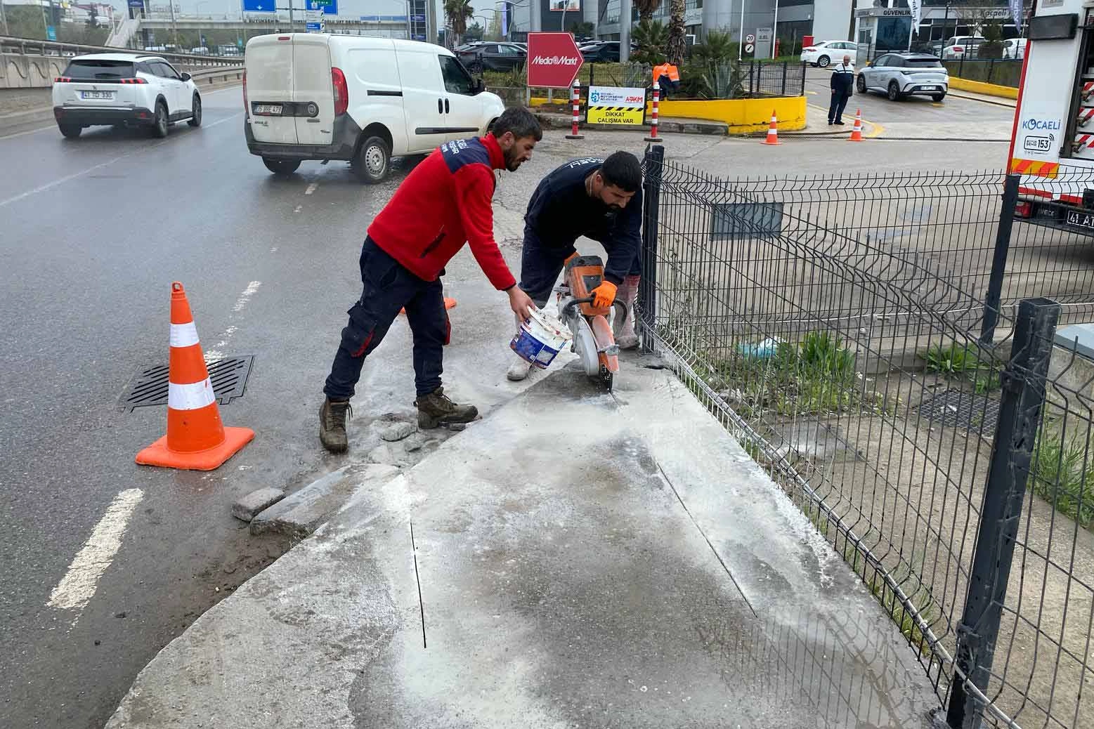 Kocaeli Büyükşehir Belediyesi, yol yapım ve bakım çalışmalarını 7/24 sürdürerek