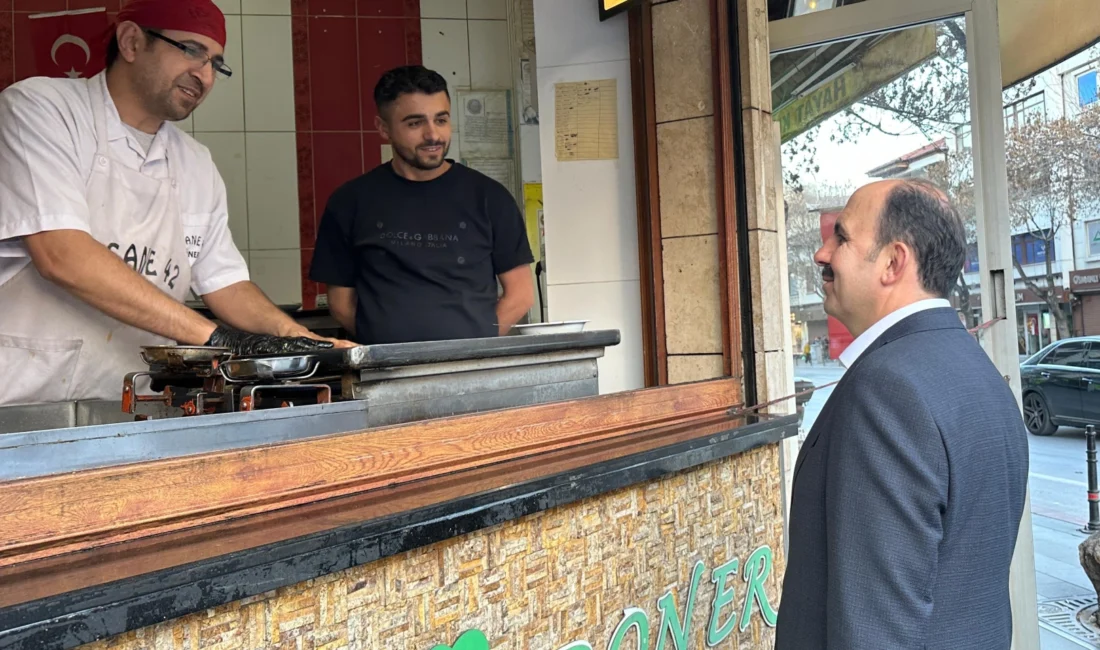 Konya Büyükşehir Belediye Başkanı Uğur İbrahim Altay, şehir merkezinde esnafla