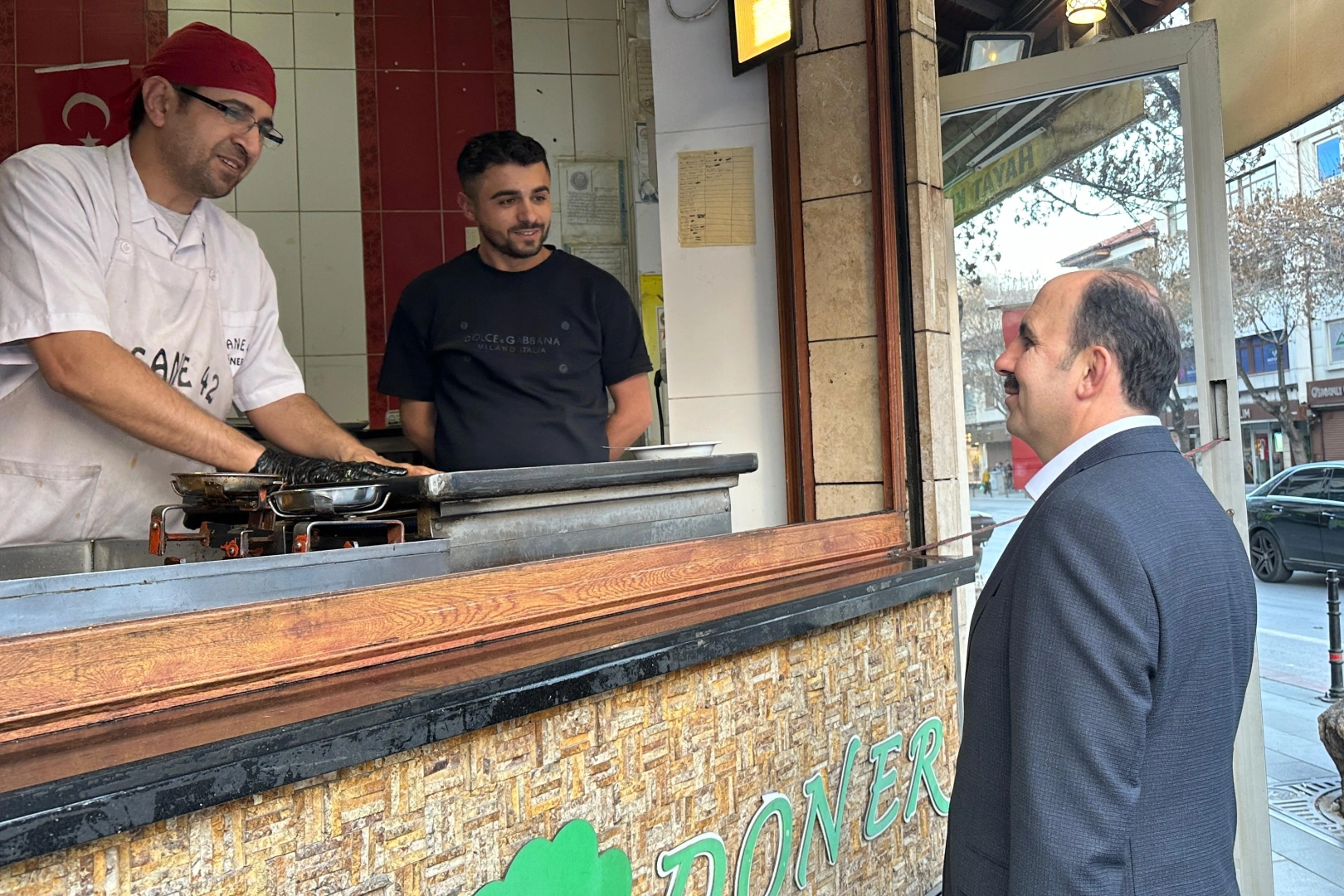 Konya Büyükşehir Belediye Başkanı Uğur İbrahim Altay, şehir merkezinde esnafla