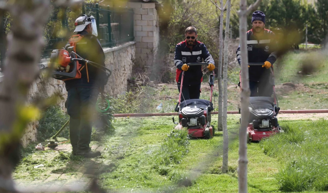 Konya Meram Belediyesinin, sıcak yaz günlerinin yaklaşmasıyla birlikte ilçedeki parklar