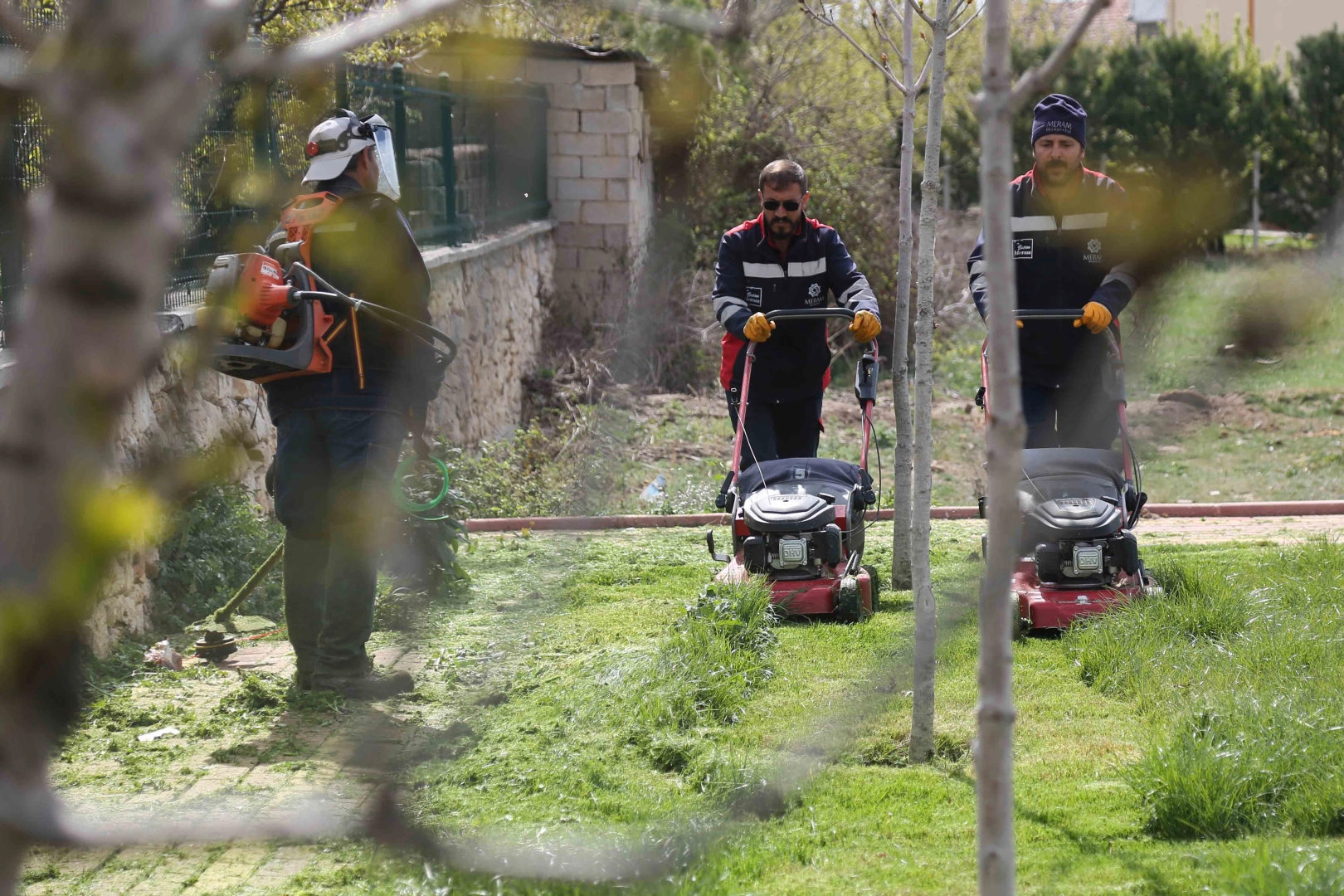 Konya Meram Belediyesinin, sıcak yaz günlerinin yaklaşmasıyla birlikte ilçedeki parklar