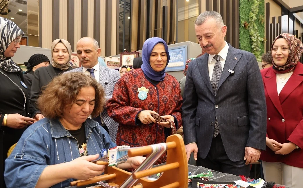 KO-MEK, ilçe sergilerinin startına Körfez’den verdi. Sergide, Türk Dünyası ülkelerini