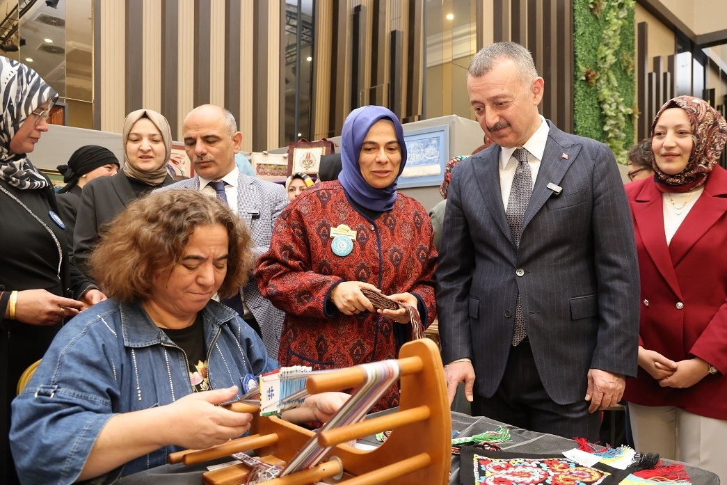 KO-MEK, ilçe sergilerinin startına Körfez’den verdi. Sergide, Türk Dünyası ülkelerini