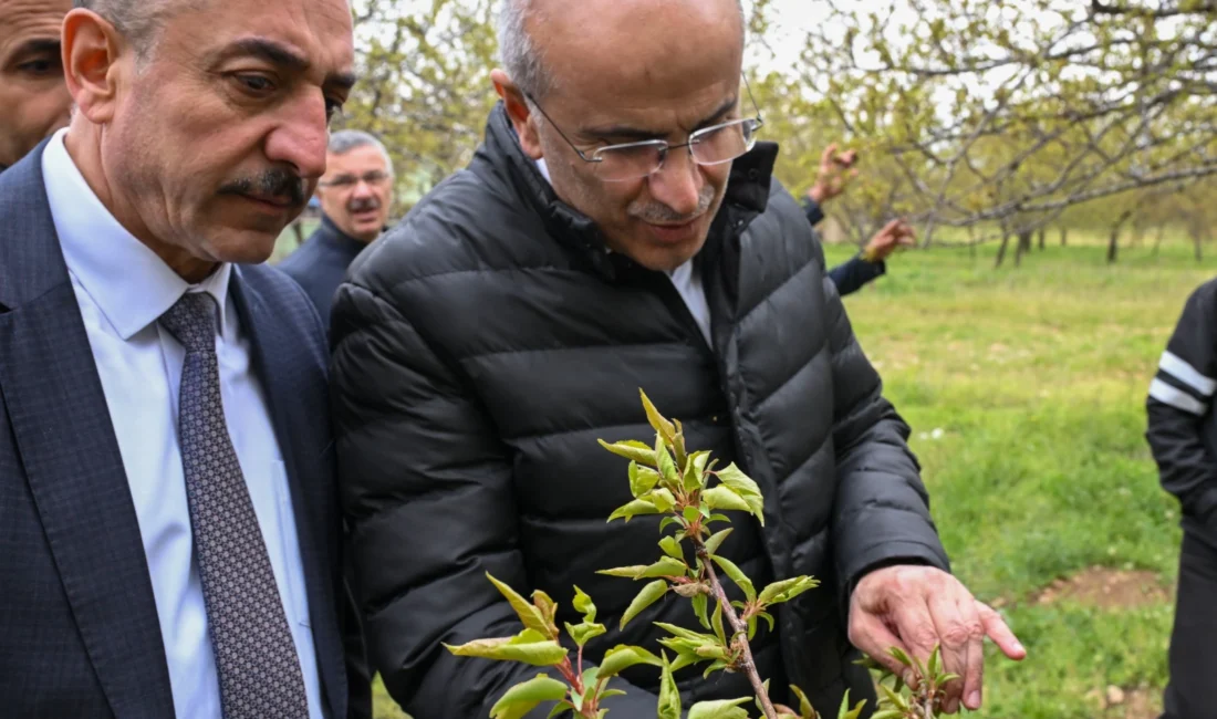 Malatya Büyükşehir Belediye Başkanı Sami Er, Yeşilyurt İlçesi SuluköyMahallesi’nde çiftçileri