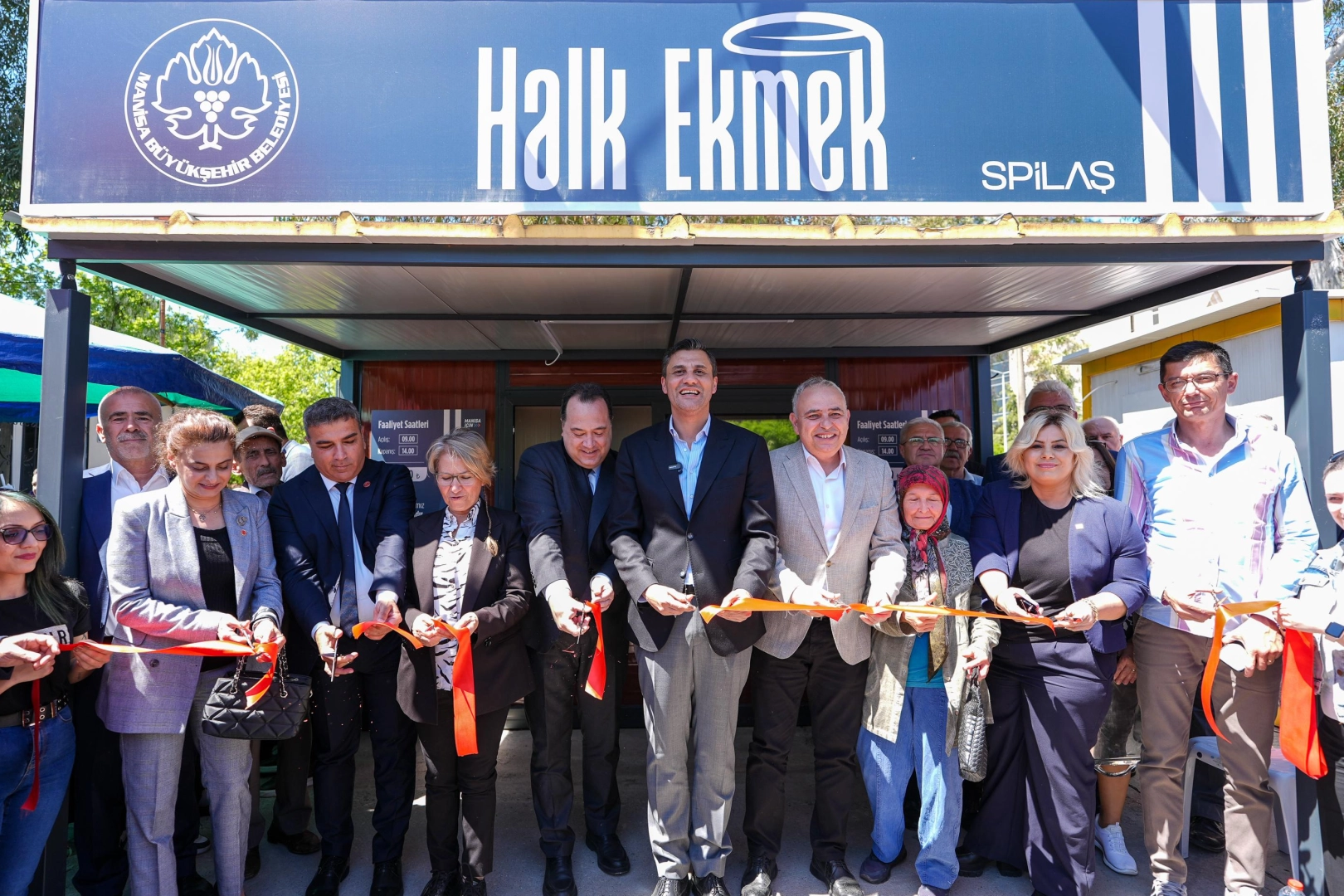 Manisa Büyükşehir Belediyesi’nin, sosyal belediyecilik anlayışıyla hayata geçirdiği Halk Ekmek