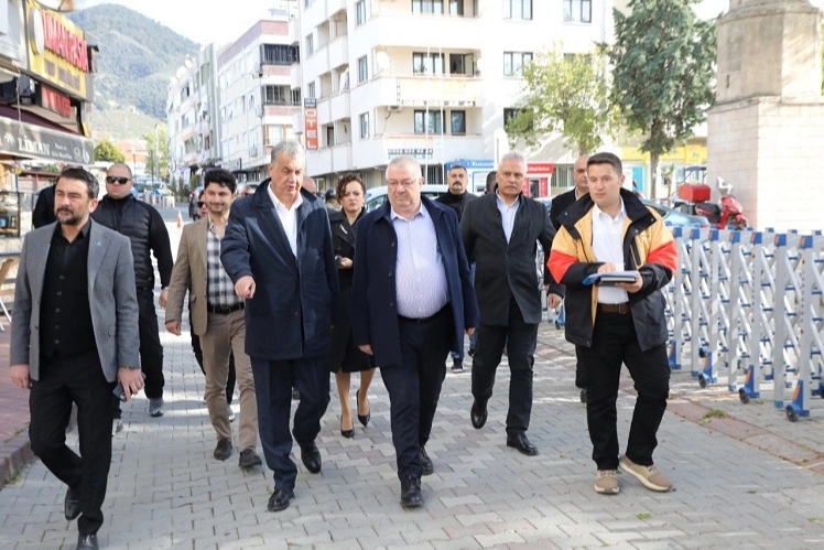 Balıkesir Edremit Belediye Başkanı Mehmet Ertaş, sahaya indi. Mahallelerdeki çalışmaları