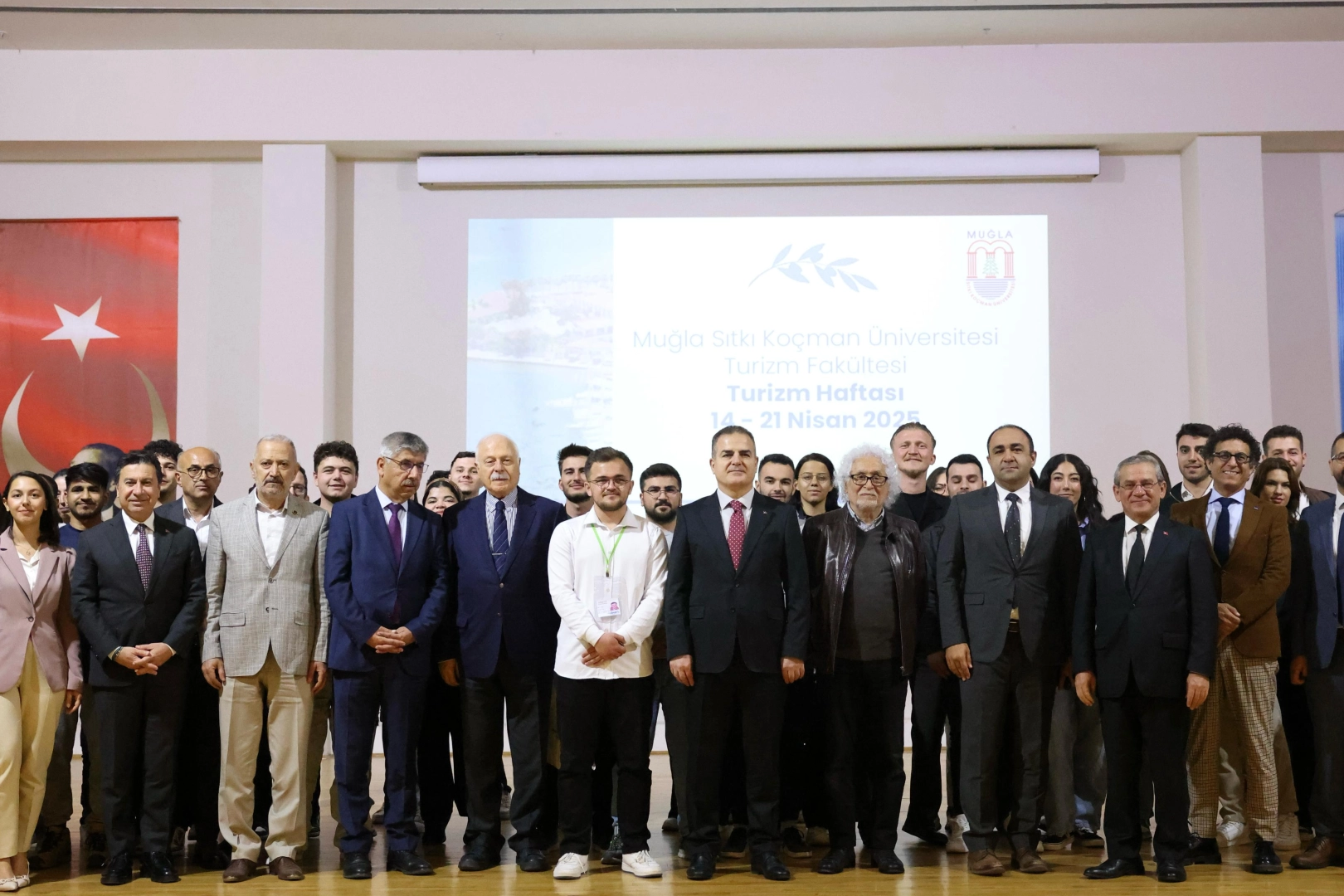Muğla Sıtkı Koçman Üniversitesi’nde düzenlenen turizm panelinde konuşan Kıyı Ege