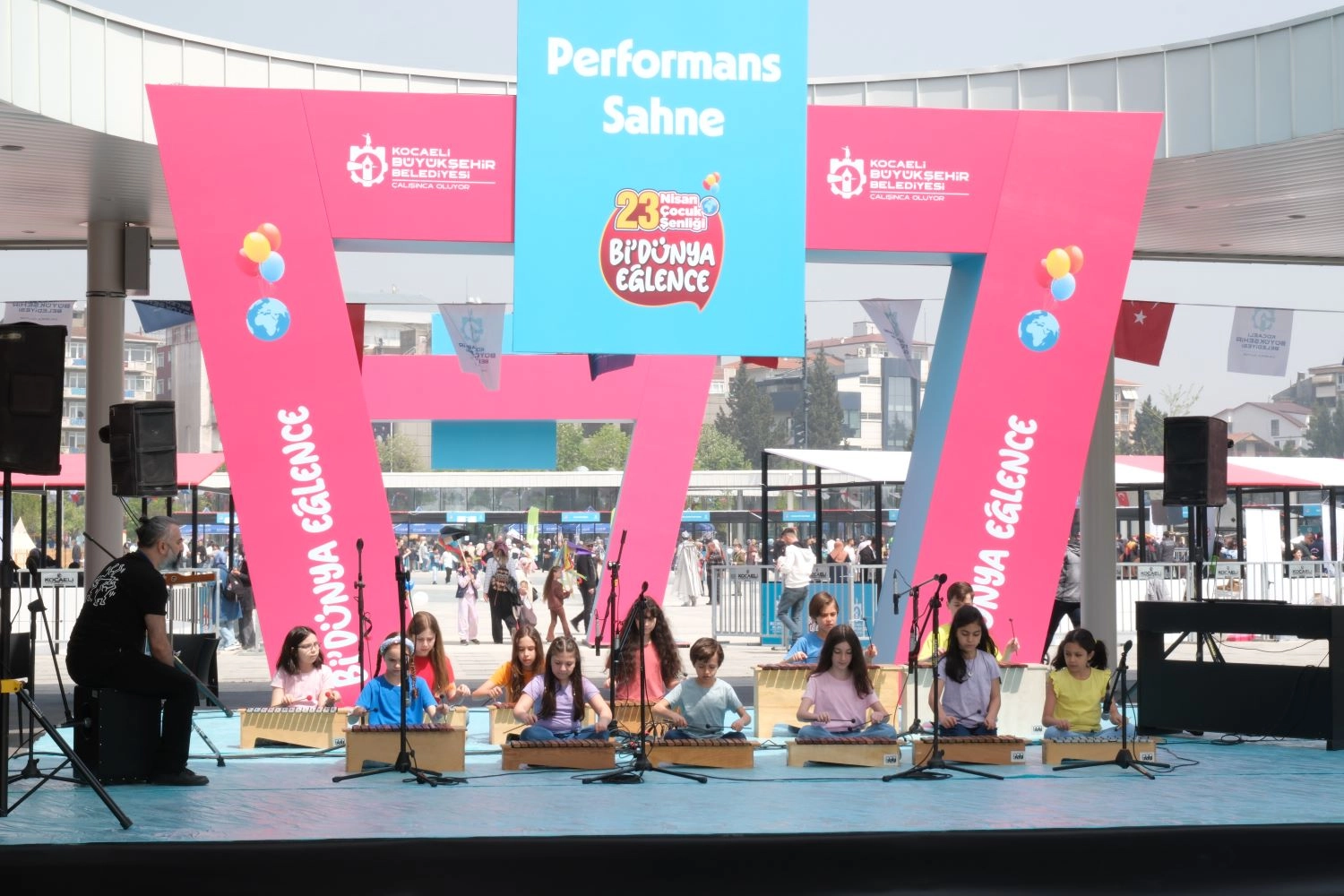 Kocaeli Büyükşehir Belediye Konservatuvarı Orff Orkestrası öğrencilerinin 23 Nisan şenlikleri