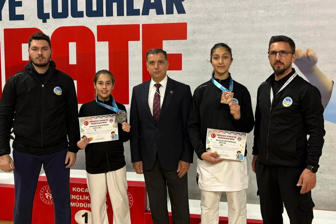 Sakarya Büyükşehir Belediyesi karate sporcuları Ülkü Betül Harçlı ve Sümeyye