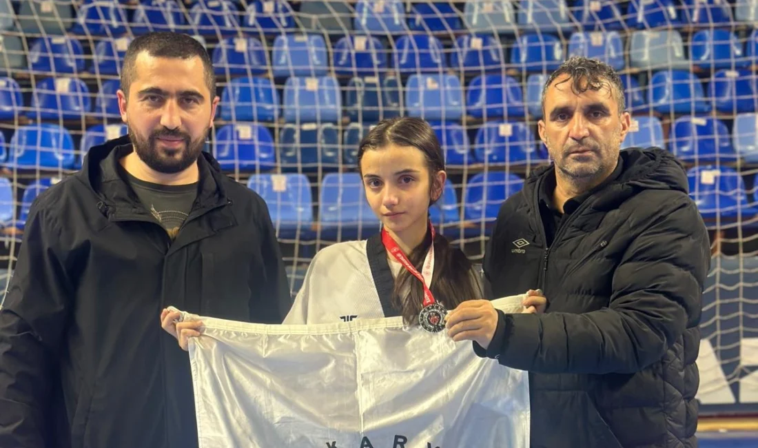 Sakarya Büyükşehir Belediyesi Taekwondo sporcuları Ecrin Yılmaz ve Zeynep Bulanık,