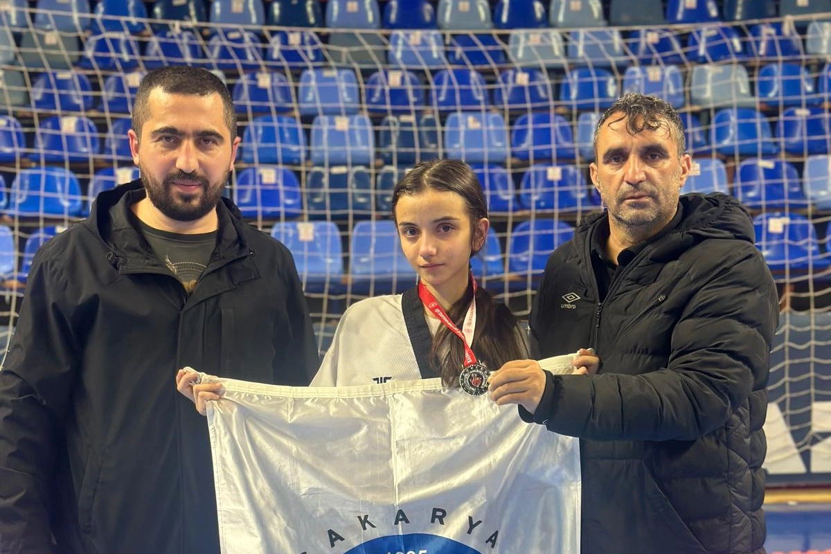 Sakarya Büyükşehir Belediyesi Taekwondo sporcuları Ecrin Yılmaz ve Zeynep Bulanık,