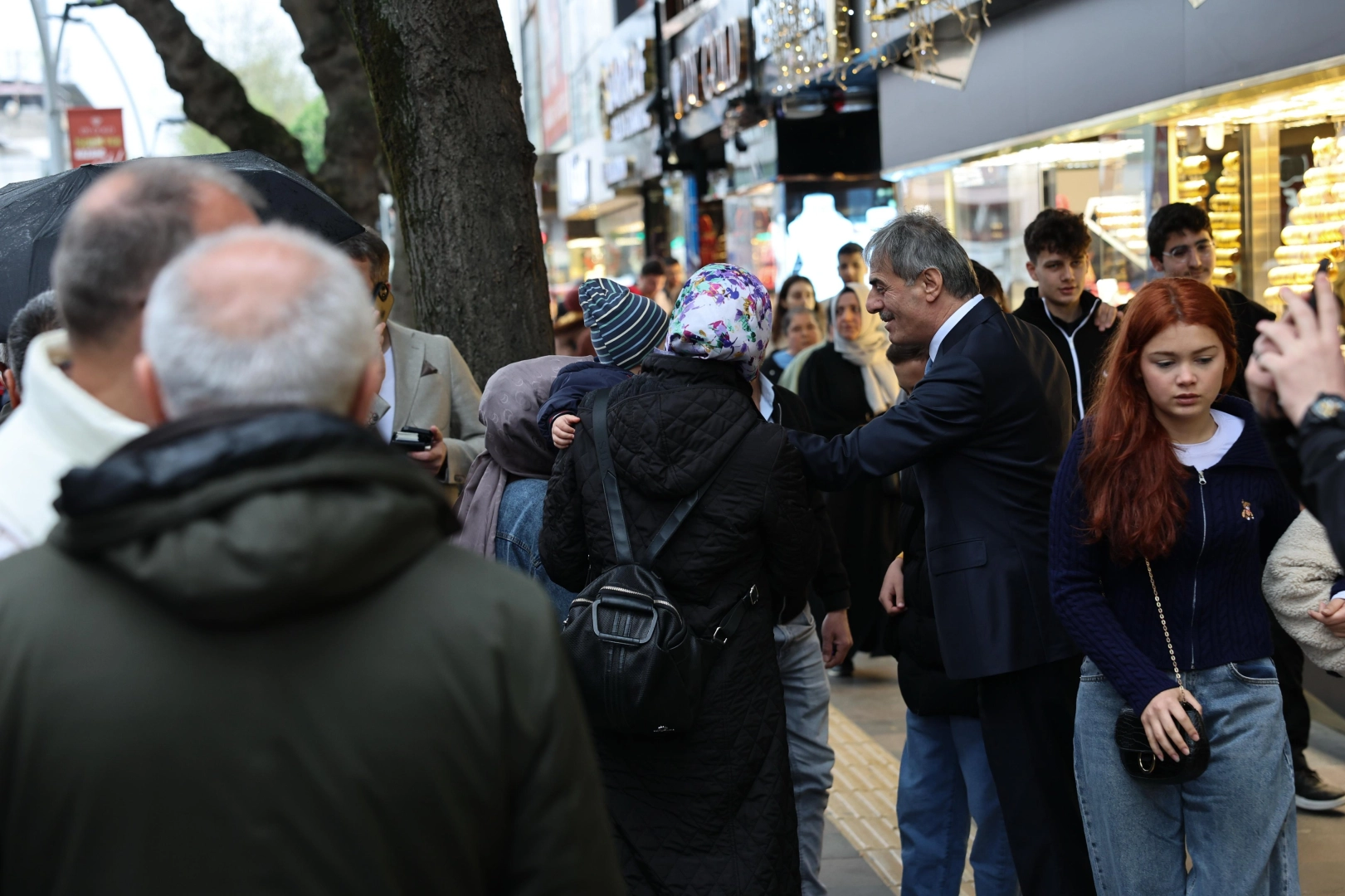 Sakarya’da her fırsatta vatandaş ve esnaf ile buluşarak talep ve
