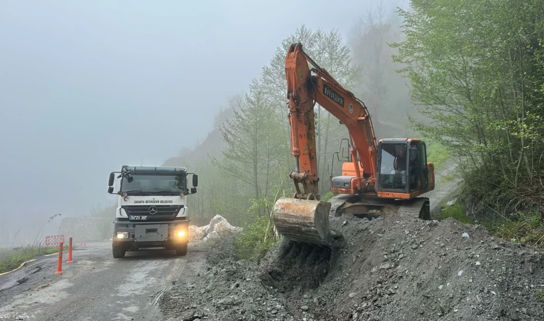 Sakarya Büyükşehir Belediyesi, Sapanca Memduhiye Mahallesi’nde heyelan sonucu yolun çöktüğü