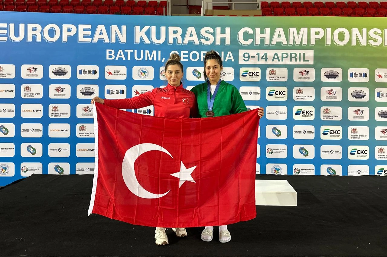 Sakarya Büyükşehir Belediyesi kuraş sporcusu Ece Zurnacı, Gürcistan’daki Büyükler Avrupa