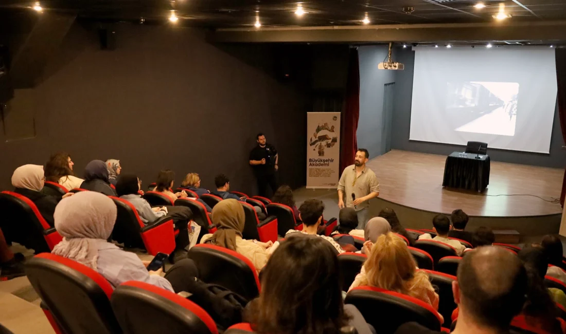 Sakarya Büyükşehir Akademi’de dersler devam ediyor. Sinema Atölyesi’nin ilk dersinde