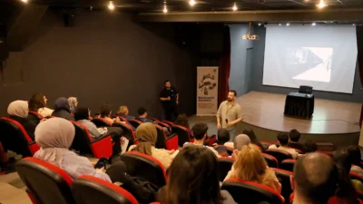 Sakarya Büyükşehir Akademi’de dersler devam ediyor. Sinema Atölyesi’nin ilk dersinde