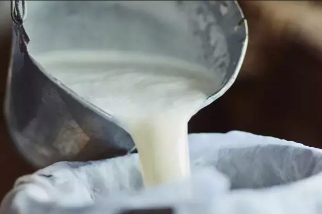 Ticari süt işletmelerince 857 bin 821 ton inek sütü toplandı.