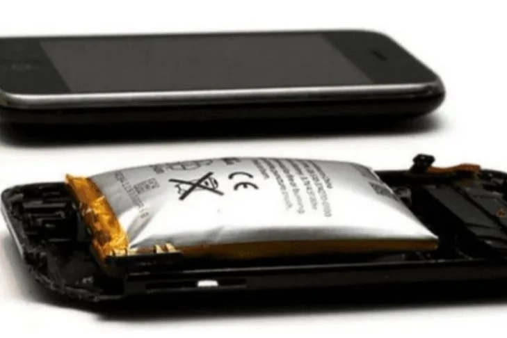 Telefonu gece boyunca şarjda bırakmanın yangın riski oluşturduğunu dile getiren