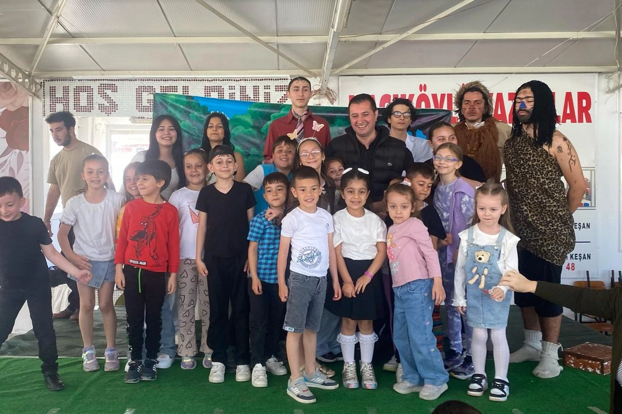Edirne Yenimuhacır’da sahnelenen “Çılgın Profesör” adlı çocuk oyunu geçtiğimiz Cumartesi günü