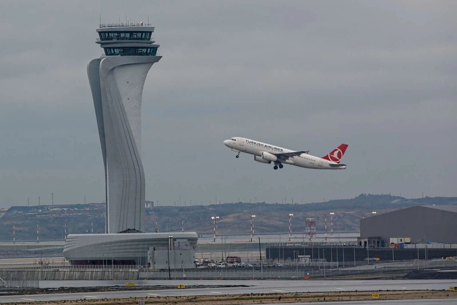 İstanbul Havalimanı’ndan “Eşzamanlı Üçlü Bağımsız Pist Operasyonu”nun 17 Nisan saat